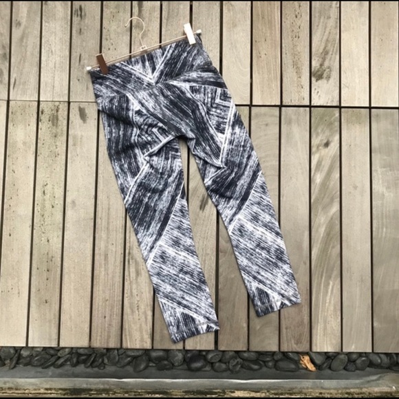 LULULEMON Black & White Print NYC Cropped Legging - Picture 3 of 8